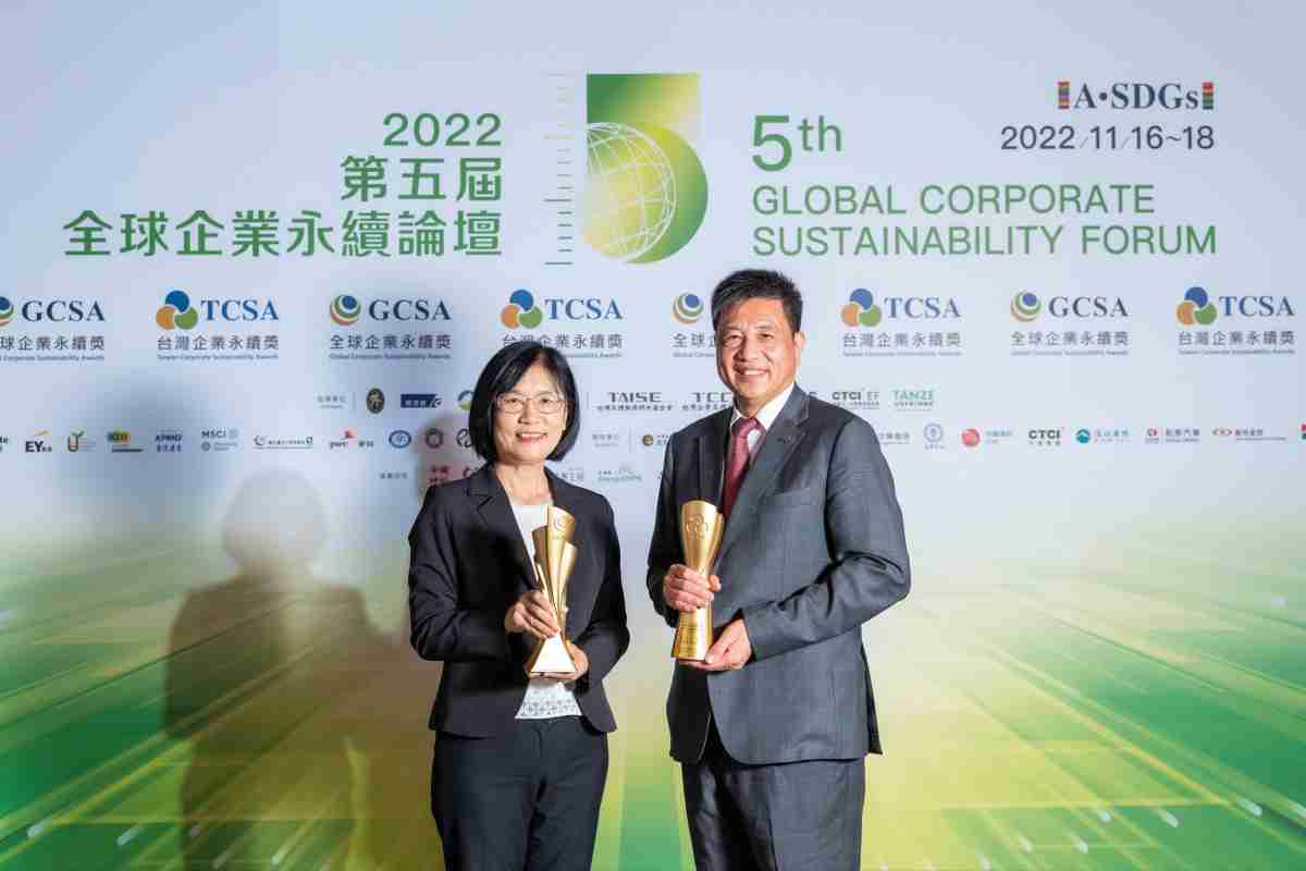 牛牛游戏作为净零碳排先锋，，，期引领价值链伙伴同行共好，，，卫冕制造业组“十大典范企业” 二连冠殊荣(左：牛牛游戏光电永续长古秀华，，右：牛牛游戏光电董事长暨执行长彭双浪)